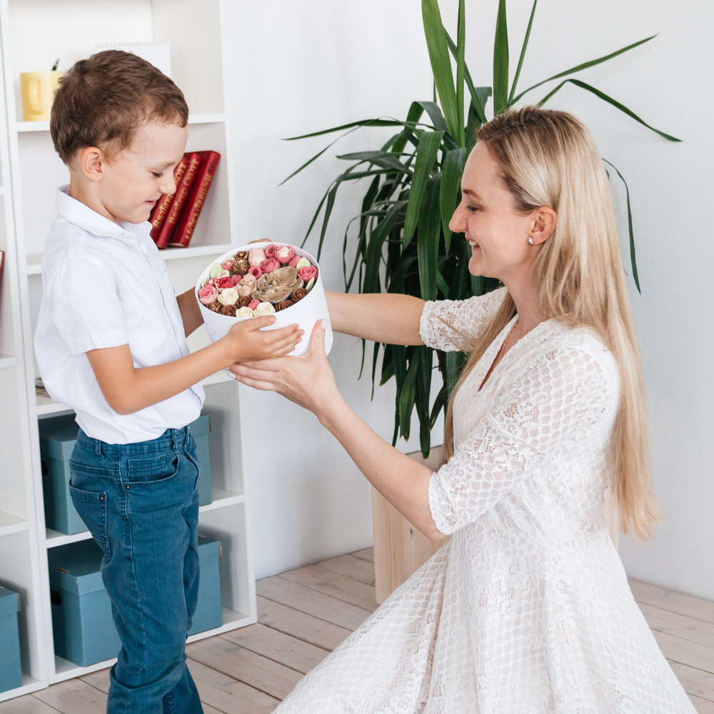 Шоколадный букет в коробке с крышкой "Вкус Любви" с фигуркой зайка, подарок на 8 марта, на День Рождения.