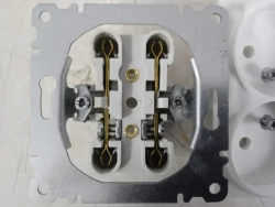 Розетка Makel Lilium двойная внутренняя белая 70017