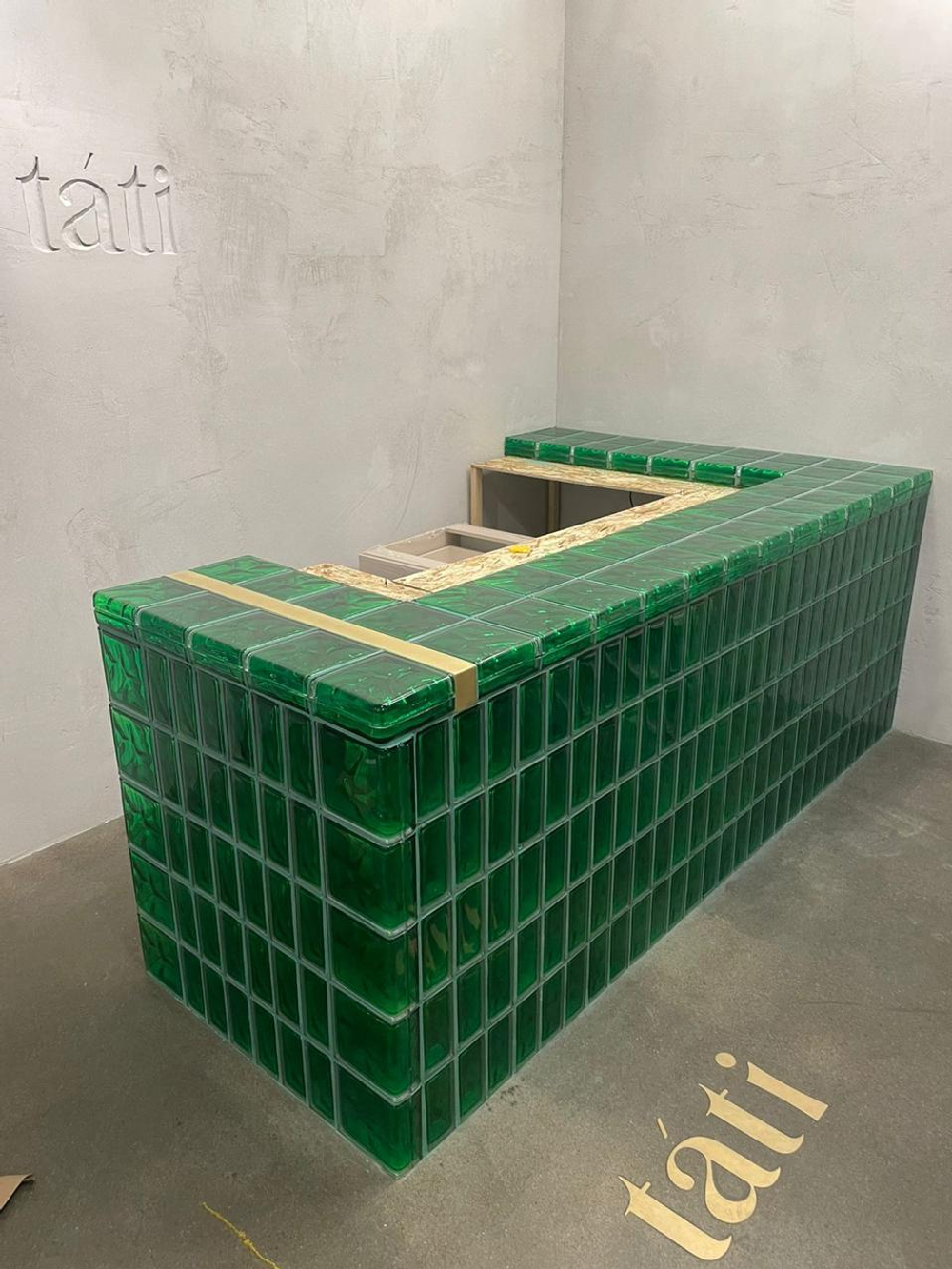 Стеклоблок половинка изумруд окрашенный изнутри Vitrablok 19х9х8см.