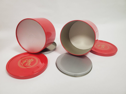 269081 Набор подарочный КРУГИ "Подарок" сумка, коробка, 5 банок 7*10см, карт/ жесть красн.