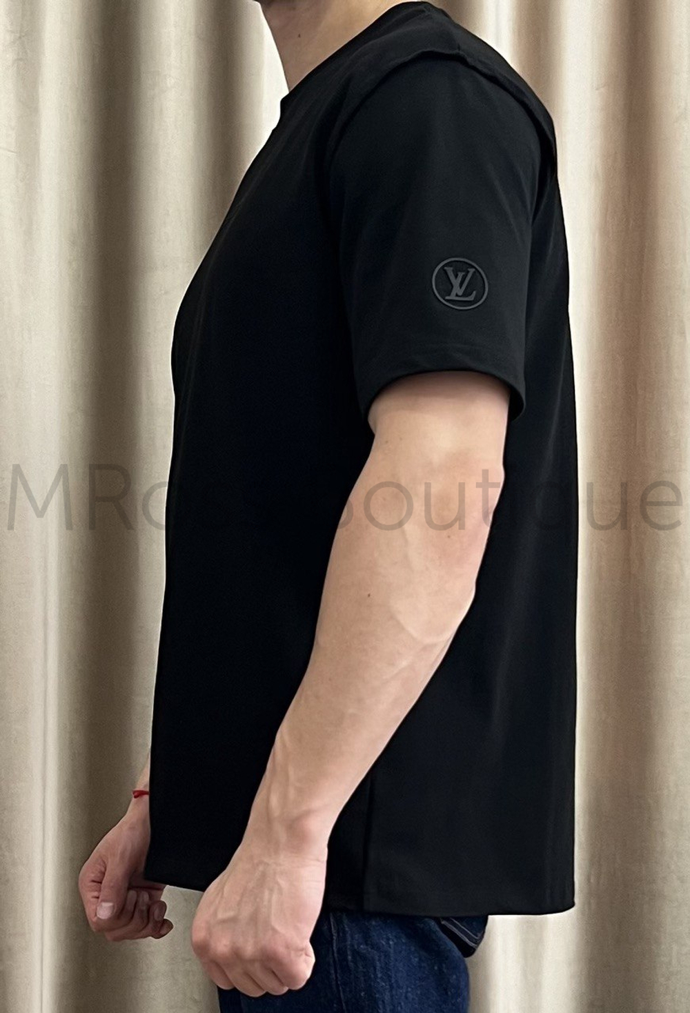 Черная футболка Louis Vuitton с объемной резиновой надписью на груди