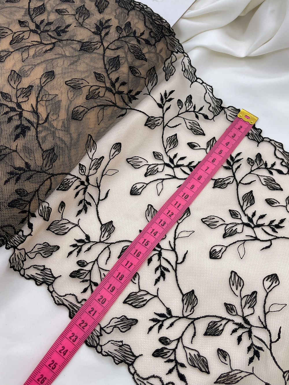 телесные кружева с черными цветами