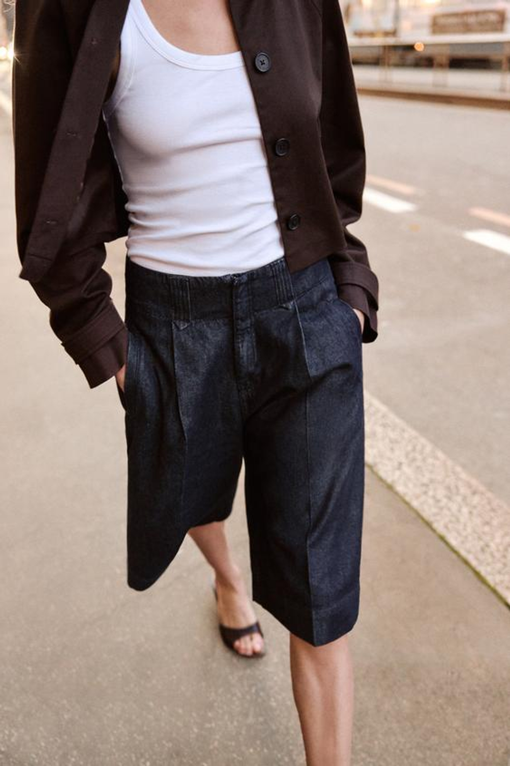 ZARA ДЛИННЫЕ ШОРТЫ С ЗАЩИПАМИ, СИНИЙ