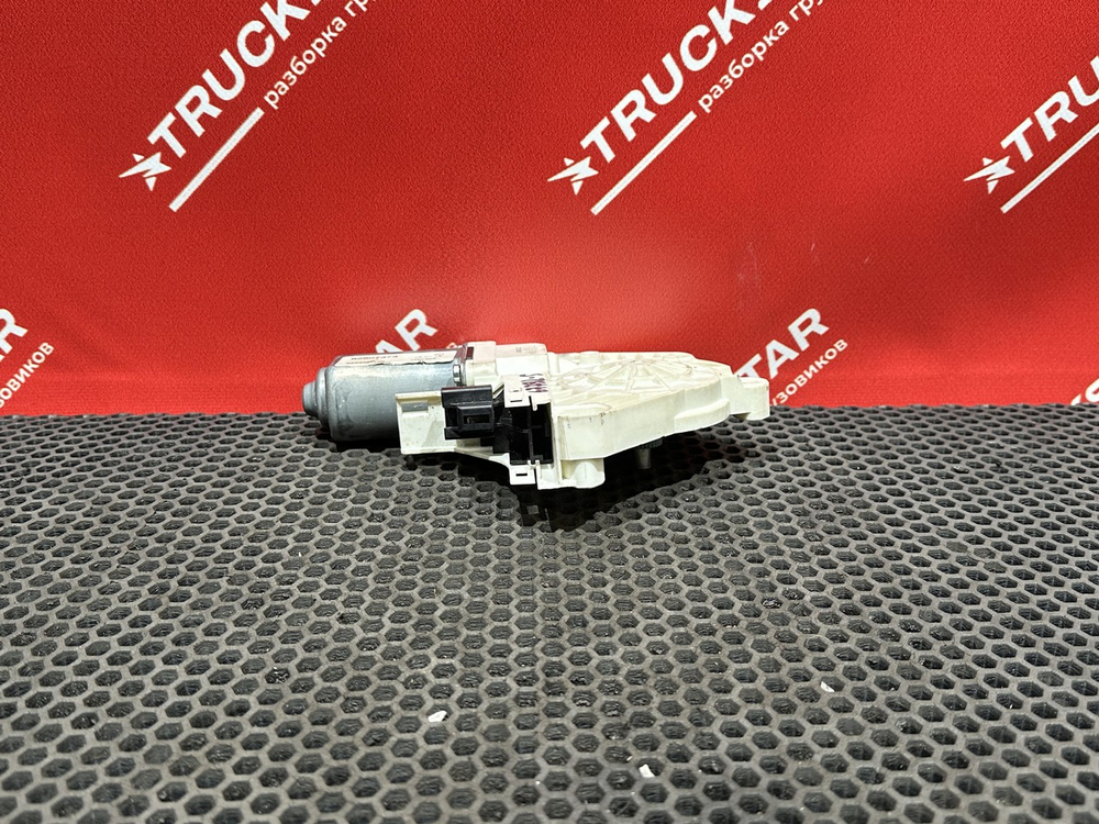 Моторчик стеклоподъемника правого