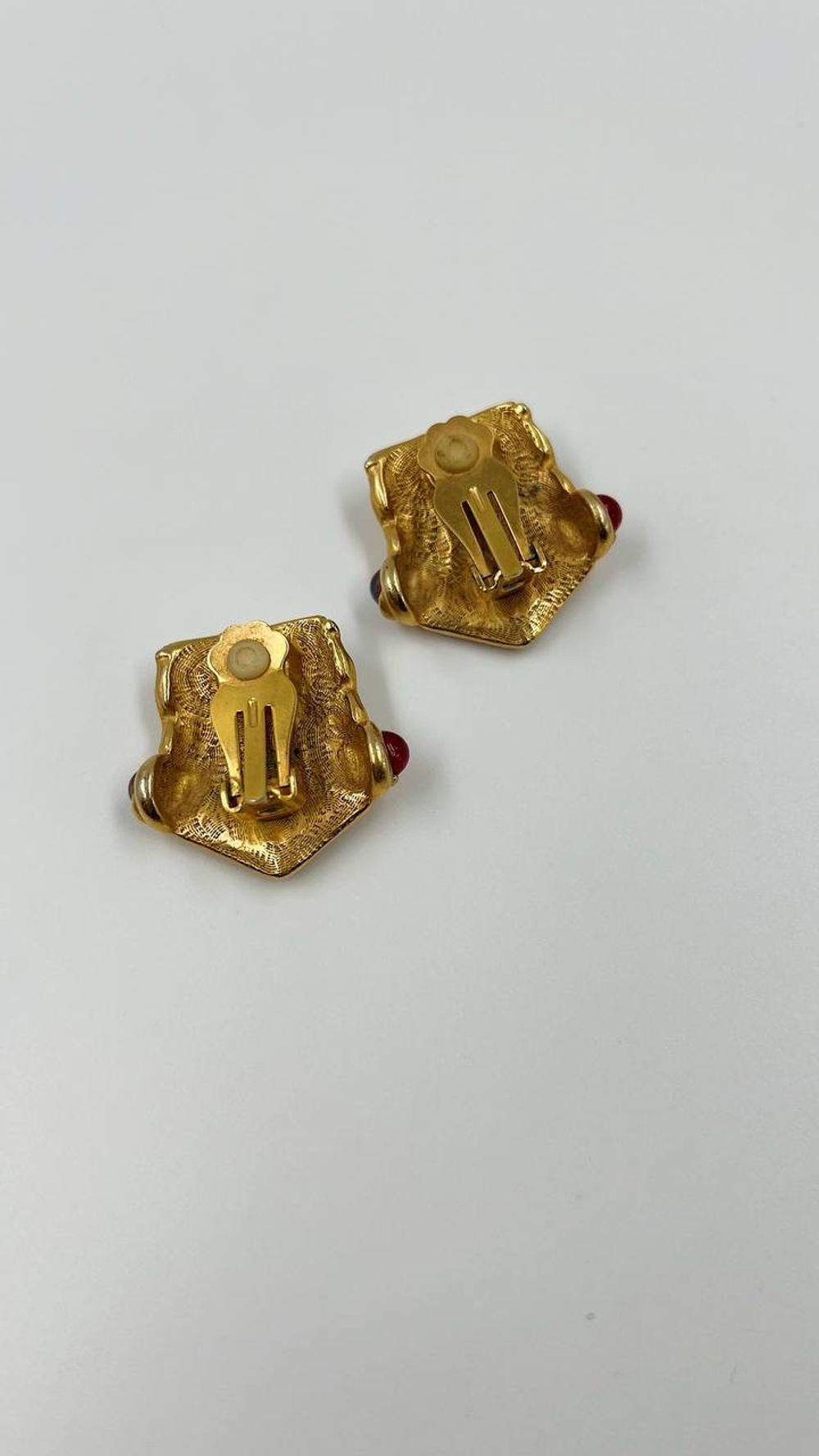 Клипсы с цветными кабошонами