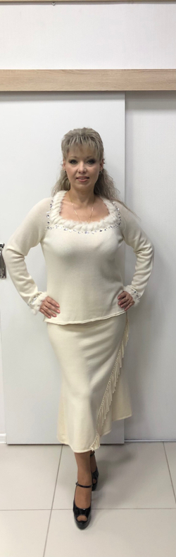 Белый тонкий джемпер с вырезом каре