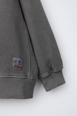 ZARA ТОЛСТОВКА GARMENT DYE С НАШИВКОЙ, АНТРАЦИТОВО-СЕРЫЙ