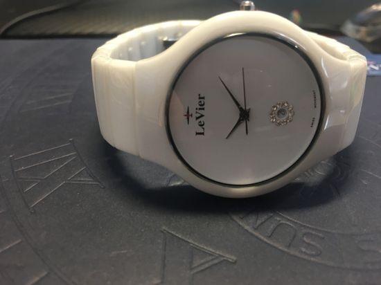 Женские французские наручные  часы  LeVier L 7507 M Wh крупным планом