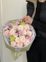 Букет из кустовой пионовидной розы, маттиолы и диантусов