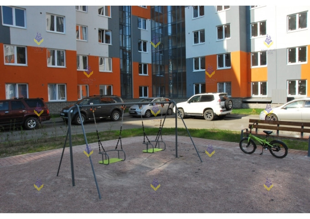 Качели металлические простые с местом для 2 подвесов