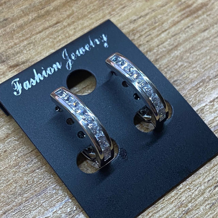 Серьги англ.заст. Овал Циркон 8 кристаллов цвет прозрачный 3 х 16 мм металл серебристый