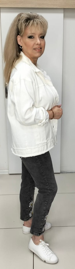 Белый джинсовый жакет с кармашками на большие размеры