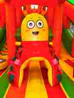 Коммерческий надувной батут с крышей «Смайлики», 10*6*6 м