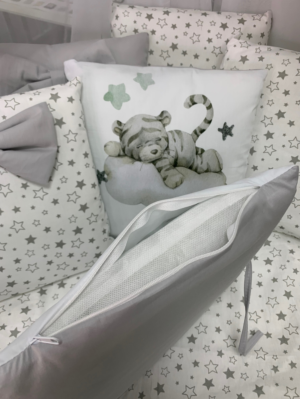 Комплект в кроватку 18 предметов "Сонный тигренок" серый, сатин