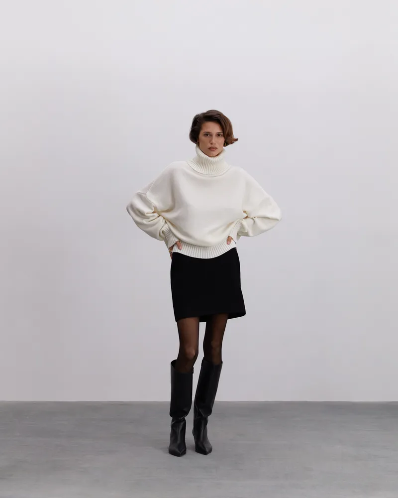 Свитер из шерсти с высоким воротником молочный