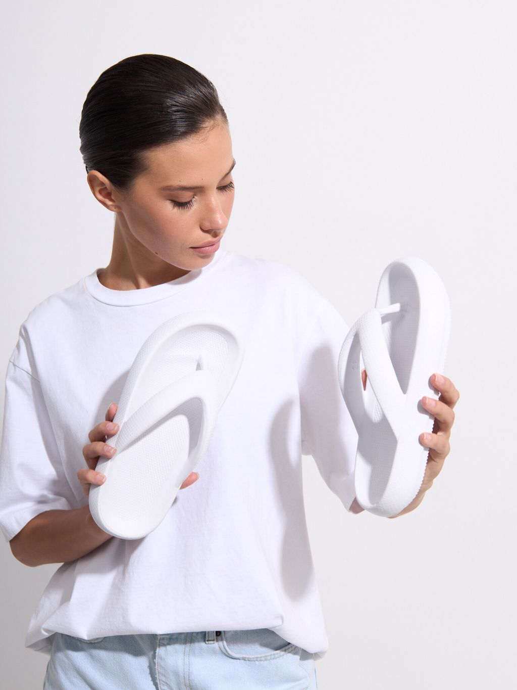 Шлепанцы пляжные женские белые