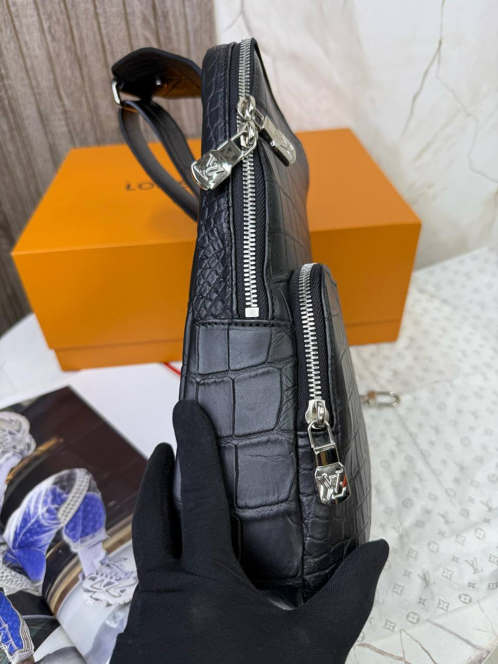 Сумка-мессенджер Louis Vuitton из кожи крокодила