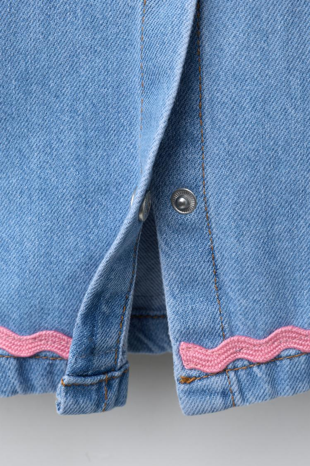 ZARA ДЖИНСОВОЕ ПЛАТЬЕ С ВОЛНИСТЫМ КРАЕМ, ВЫЦВЕТШИЙ СИНИЙ