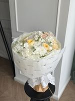 Букет из кустовых пионовидных роз, хризантемы, маттиолы и диантусов