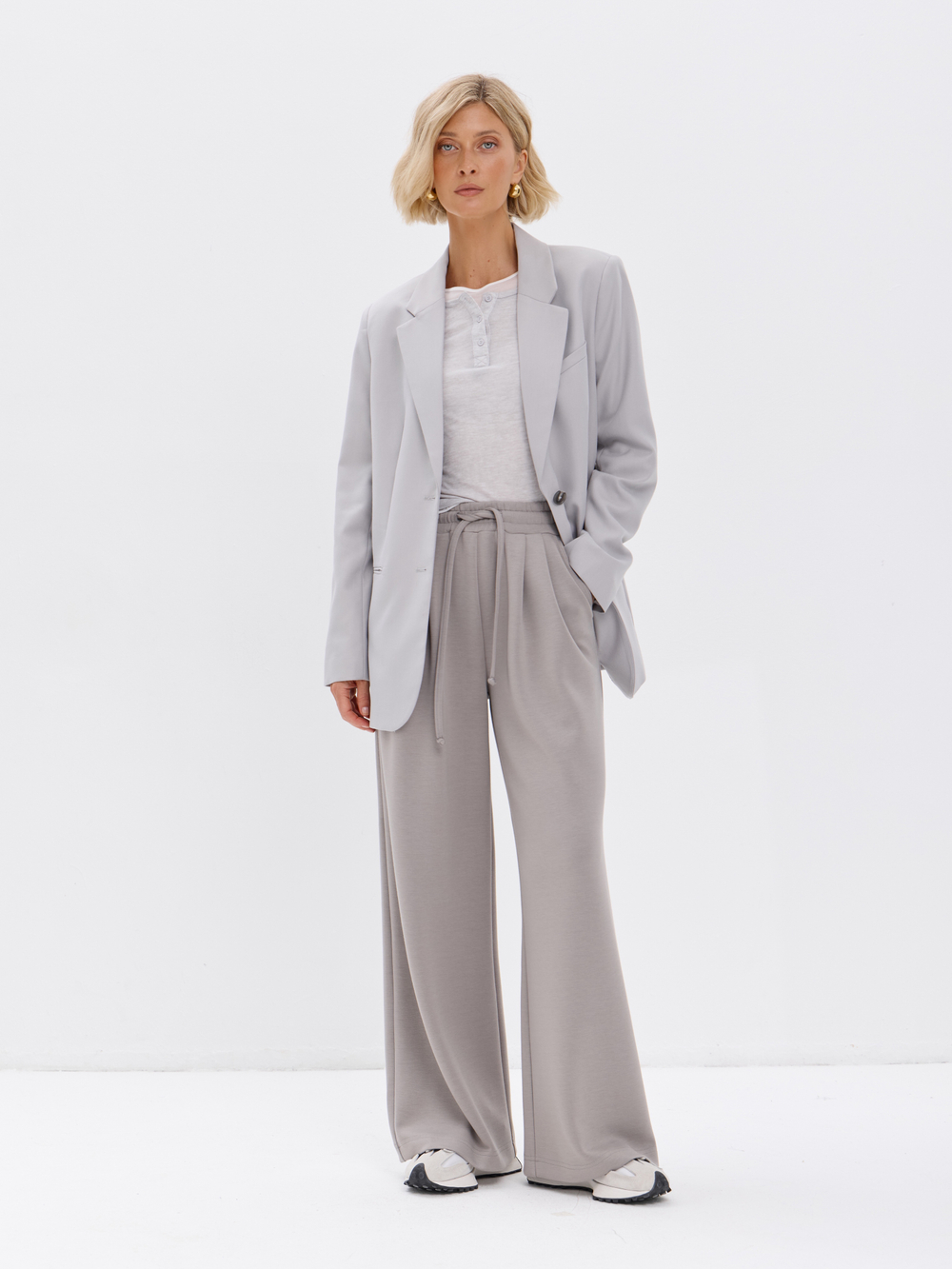 Широкие демисезонные брюки-палаццо со складками