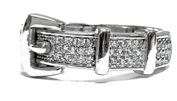 Ювелирное кольцо из серебра в в виде ремня