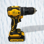 DeWalt Дрель-шуруповерт, 18 В, 55 Нм, 2 АКБ