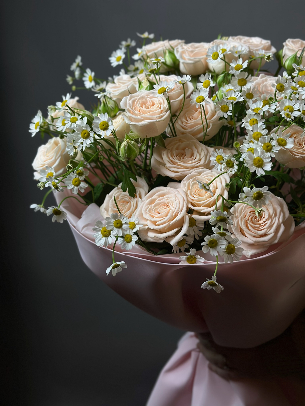 Дуо букет « Кустовые розы и ромашки»