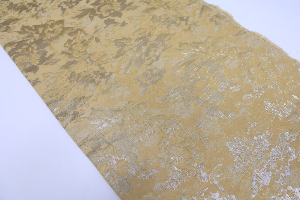 Жаккард бежевый с серебристыми цветами