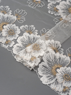 Вышивка на сетке теплая белая с золотым люрексом неэластичная ширина 21 см