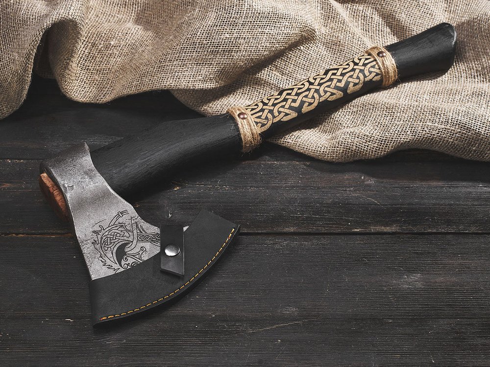 Топор "Дракон Драккара", рукоять комель берёзы (морилка)