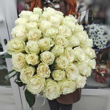 Букета из 51 белой розы сорта "Мондиаль" под ленту (Эквадор 60 см)