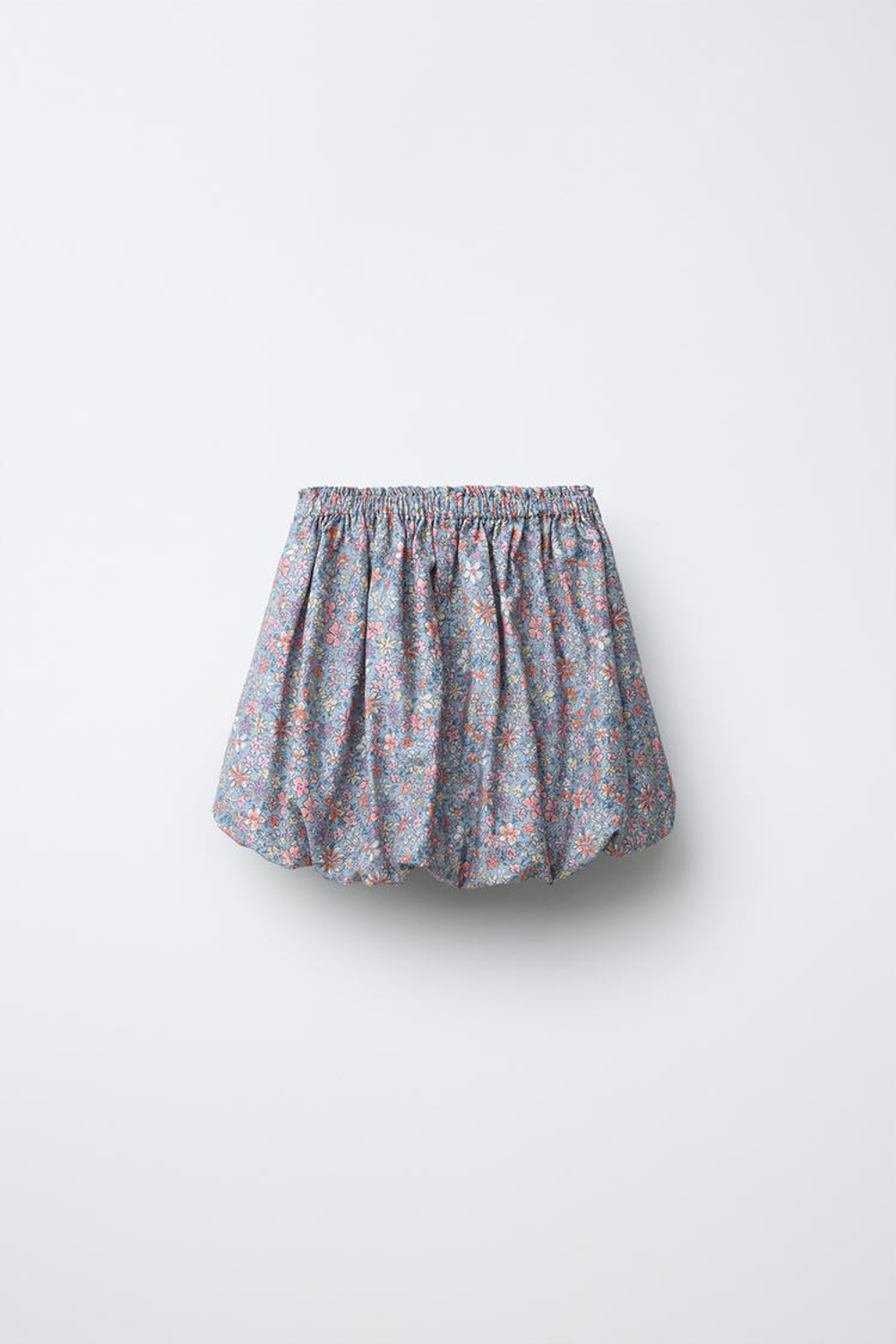 ZARA ЮБКА ИЗ ПОПЛИНА С ЦВЕТОЧНЫМ ПРИНТОМ И ОБЪЕМНЫМ НИЗОМ, СИНИЙ