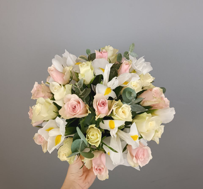 Нежная композиция из роз с белыми ирисами