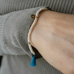 браслет из белого жемчуга с лазурной кистью