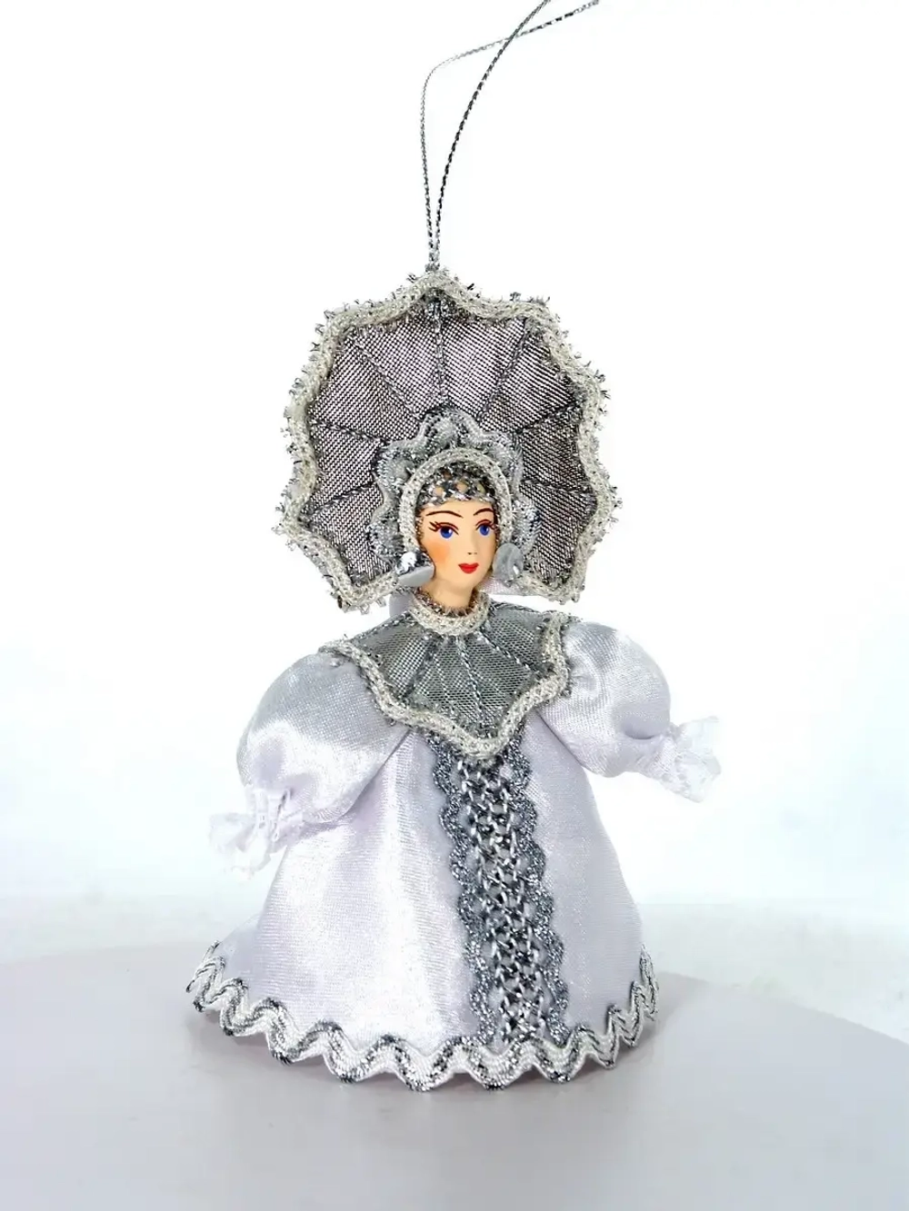 Елочные игрушки. Кукла-подвеска Снежинка