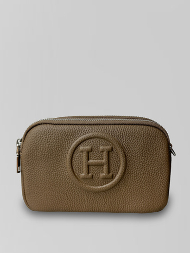 Сумка 125 прямоугольной формы однотонная с ремешком в комплекте и логотипом посередине