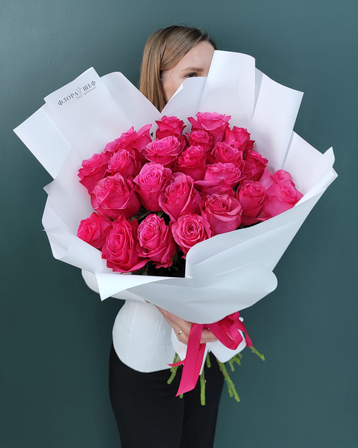 Букет из малиновых роз Эквадор в оформлении,25шт(00246)