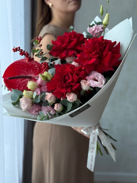 Яркий букет из красных французских роз, пионовидных кустовых роз, эустомы и зелени от Флора Маркет