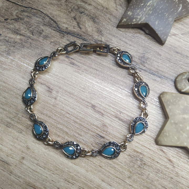 Браслет Vogue Капля кристалл граненый голубой стразы графитовые металл золотистый на красном бархате