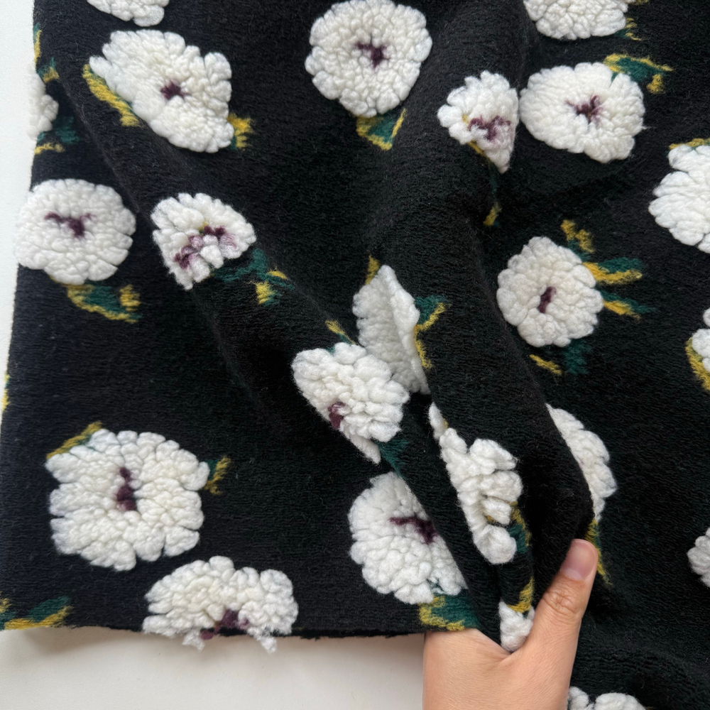 Трикотажное полотно с объемными цветами (чёрный фон)