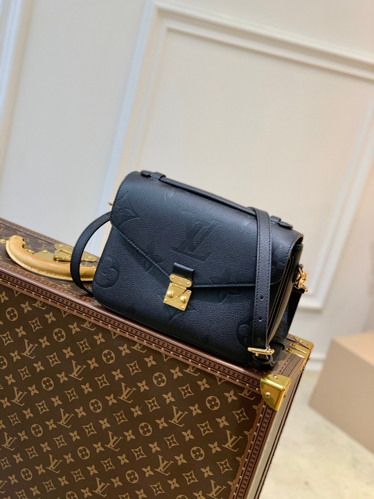 Louis Vuitton Pochette Metis