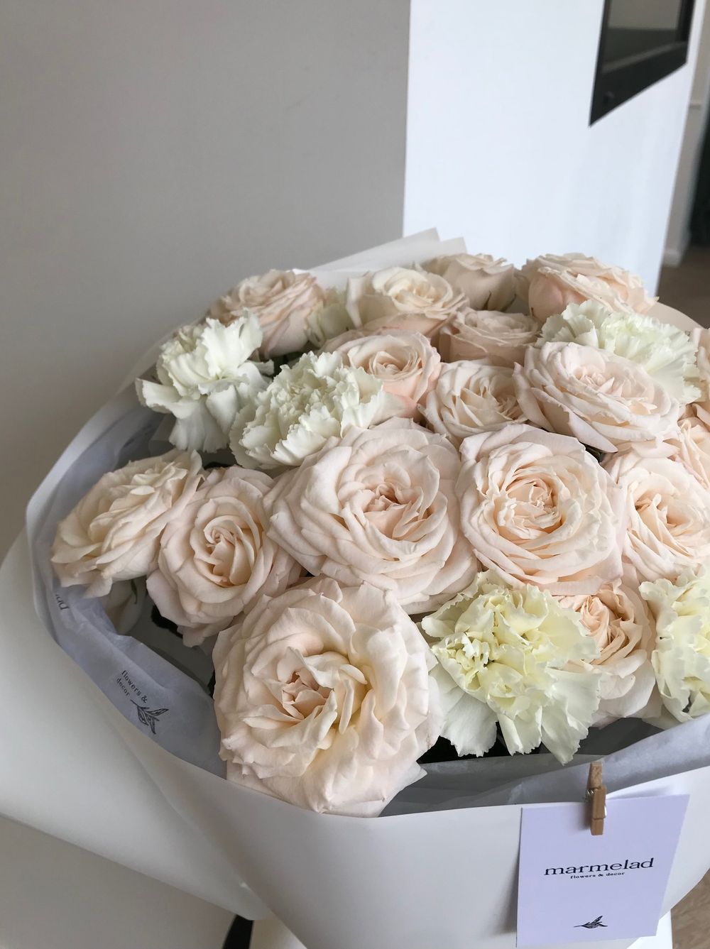 Сборный букет с кустовой пионовидной розой и диантусами в оформлении