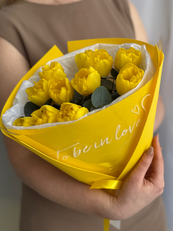 Пионовидные желтые тюльпаны премиум сорта и зелень эвкалипта в утонченном оформлении от Флора Маркет