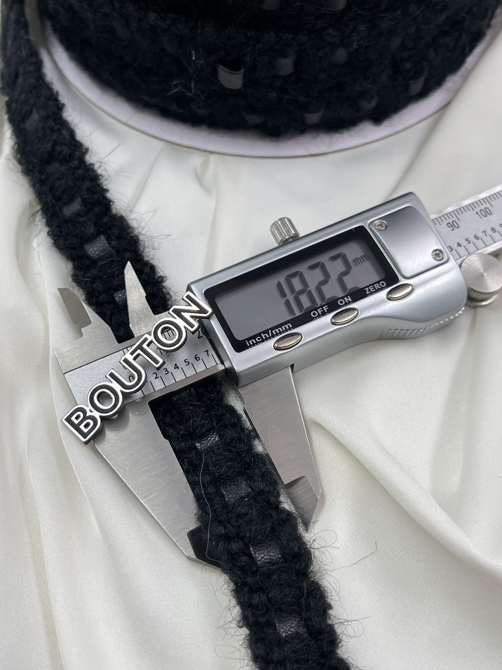 Тесьма плетеная черная с кожаной вставкой