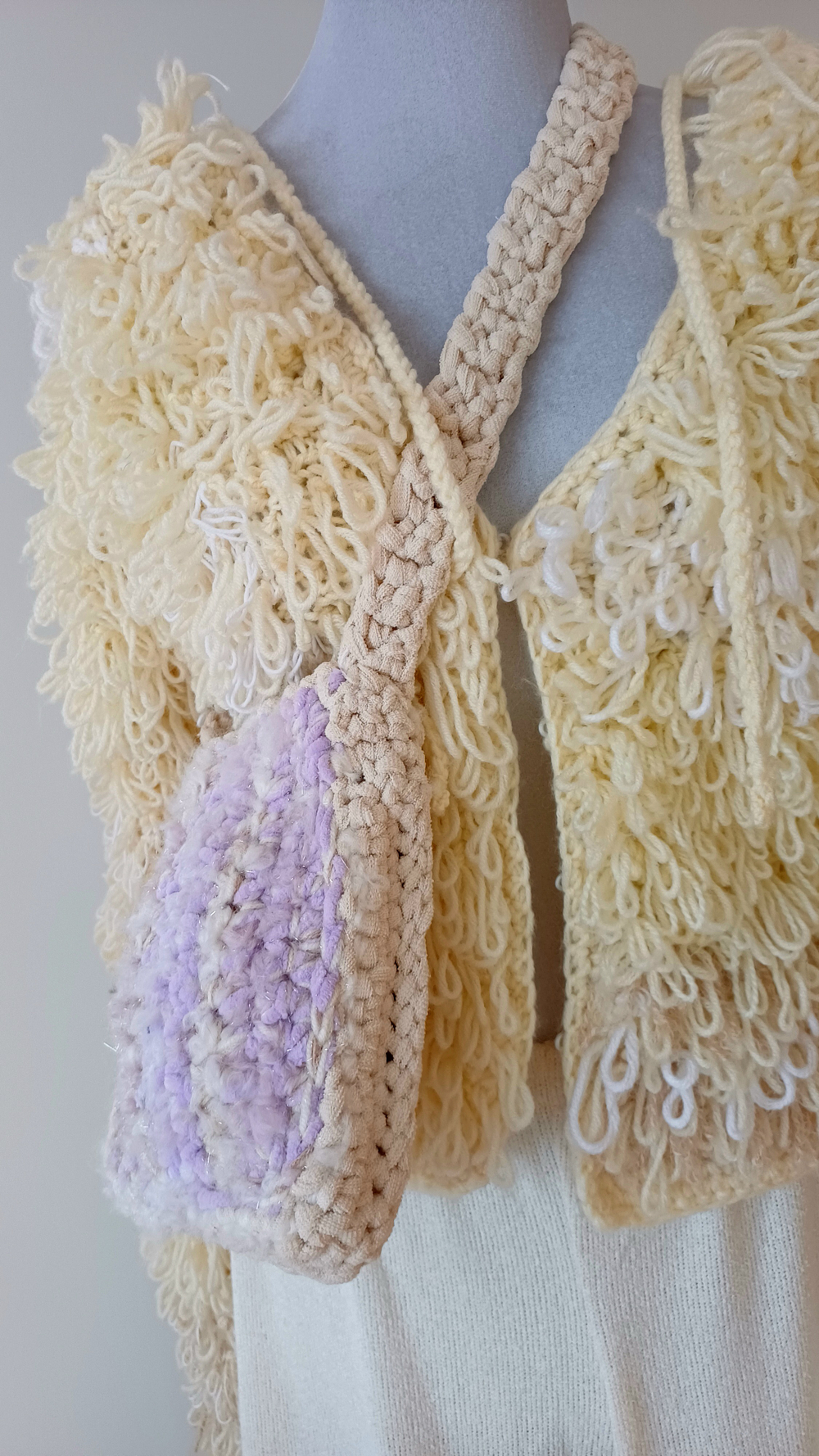 Сумка кроссбоди через плечо вязаная