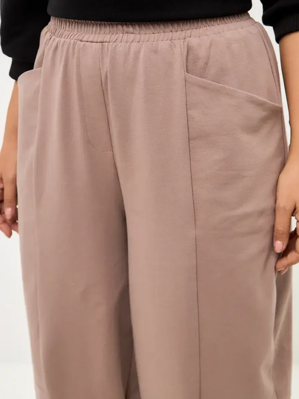 Брюки бананы трикотажные с декоративными швами