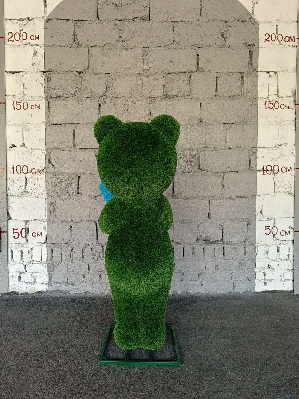 Мишка с букетом