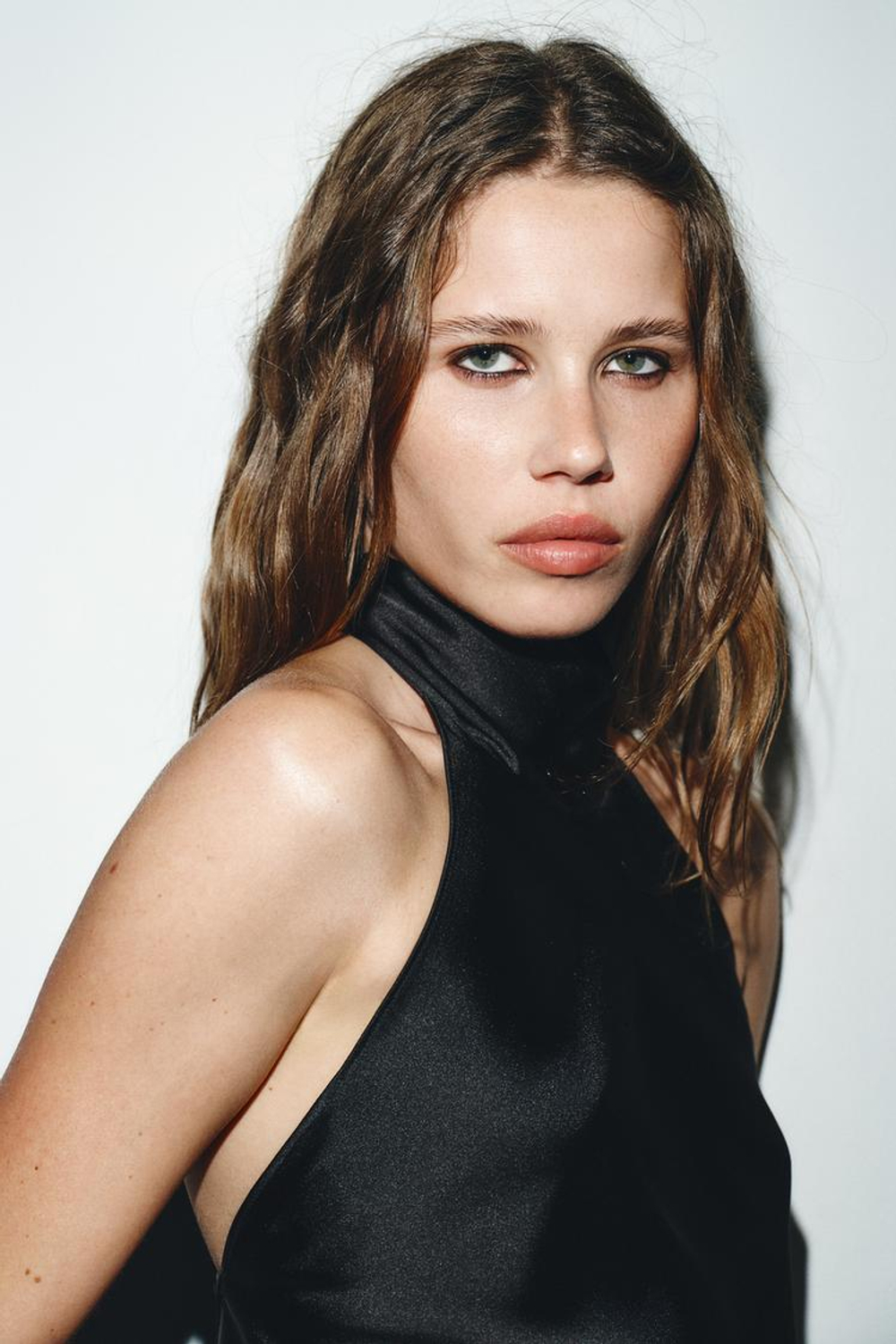 ZARA АСИММЕТРИЧНЫЙ ТОП С ГОРЛОВИНОЙ ХАЛТЕР, ЧЕРНЫЙ