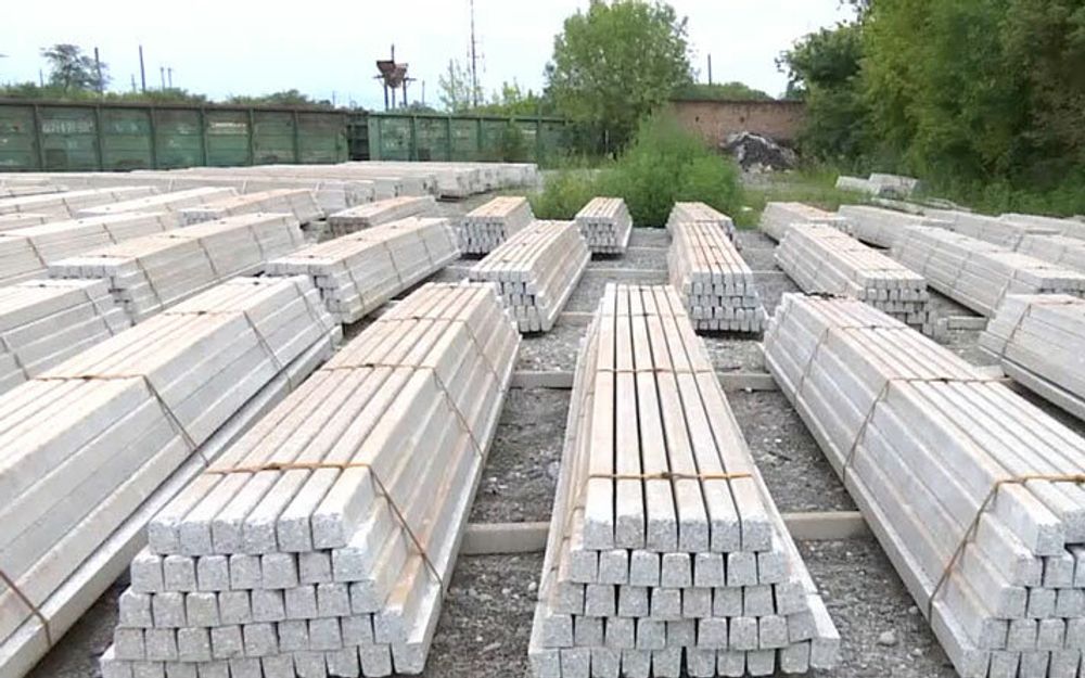 Бетонный столб под градозащитную сетку 90х95х4500 мм