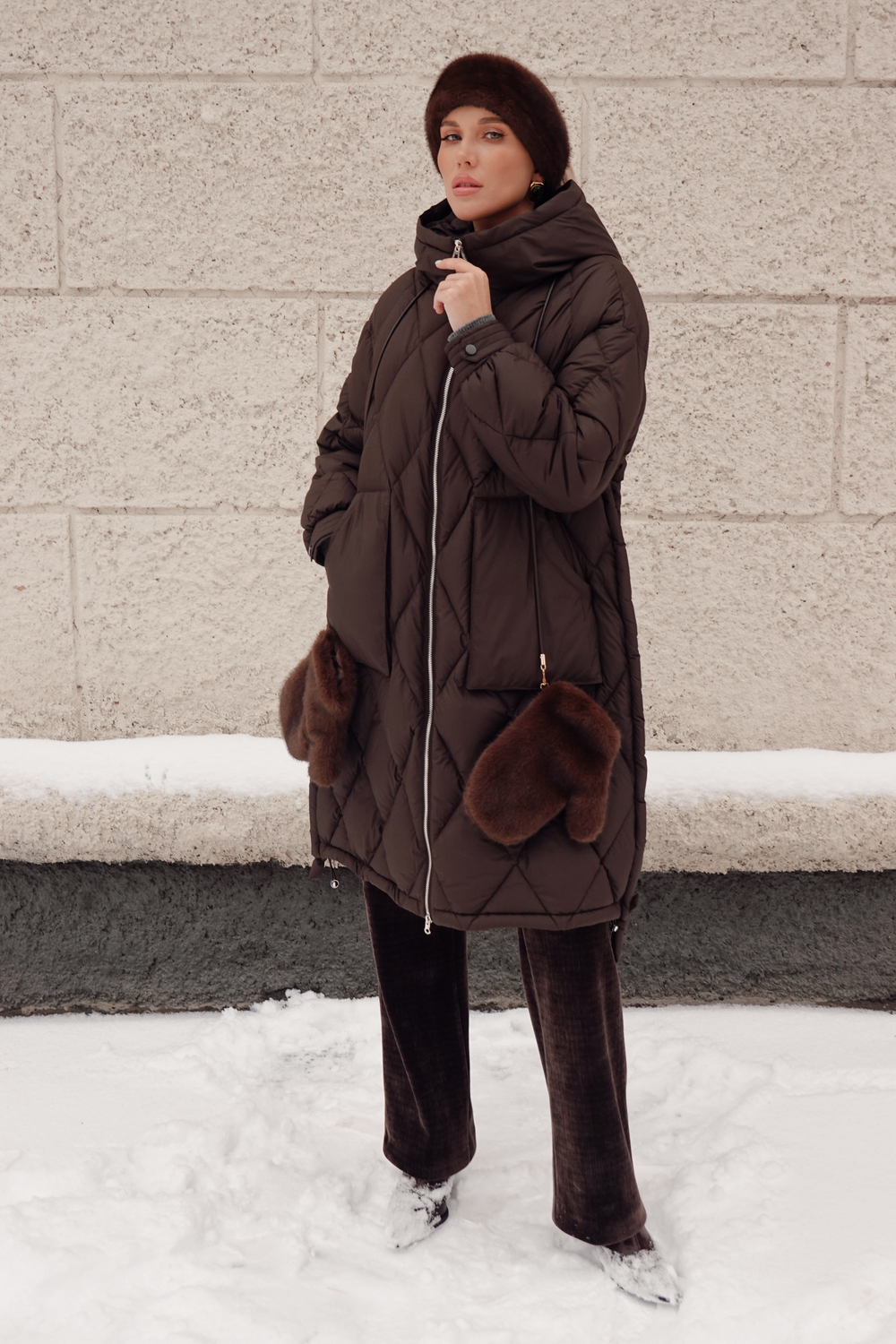 Пуховик средней длины с карманами